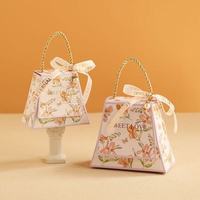 Boîte à dragées en papier en forme de sac, décorée de fleurs, avec poignée en corde et ruban