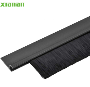 <span class=keywords><strong>Brosse</strong></span> <span class=keywords><strong>de</strong></span> joint en PP pour <span class=keywords><strong>porte</strong></span> coulissante, personnalisée, anti-poussière, bande <span class=keywords><strong>de</strong></span> joint inférieure en aluminium pour <span class=keywords><strong>porte</strong></span>, vente en gros - Product Image 1