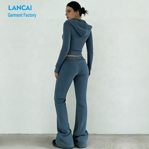 Ensemble de survêtement 2 pièces pour femme avec logo personnalisé, broderie de patchs, effet vieilli, fermeture éclair intégrale, comprenant un pantalon de survêtement confortable et un sweat à capuche court - Product Image 4