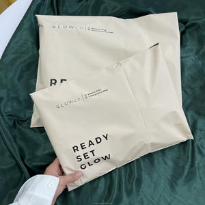 Enveloppes d'expédition en mylar de luxe biodégradables à 100 % avec logo personnalisé, autocollantes, pour l'emballage de t-shirts, de chaussettes, de chaussures et de fourrures - Product Image 3