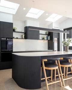 Mobili da <span class=keywords><strong>Cucina</strong></span> Nero Opaco, Isola Curva Verticale Scanalata con Piano in Marmo Bianco per <span class=keywords><strong>Cucina</strong></span> di Lusso Open Space - Product Image 5
