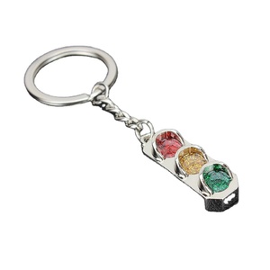 Thời trang kim loại kẽm hợp kim men màu <span class=keywords><strong>flash</strong></span> sáng bóng giao thông ánh sáng Keychain Keyring - Product Image 1