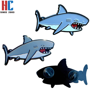Épinglette en émail moderne plaquée or, motif requin baleine, thème vie marine, créatures océaniques et d'aquarium, cadeau artisanal, fabrication sur mesure, 20 ans d'expérience en usine - Product Image 5
