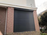 Fenêtres à volets roulants électriques verticaux d'extérieur, levage rapide, antivol, en alliage d'aluminium, télécommande, design moderne pour hôtels