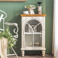 Europäische Retro Vitrine aus massivem weißem Holz mit Türen, Bogen-Schaukasten für Wohnzimmer, Vintage Sideboard, Glas-Weinschrank