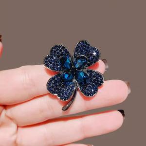 Broche de trébol de cristal de estilo coreano de gama alta de lujo elegante, accesorios para traje de boda, alfileres de ropa de nicho de lujo para mujer, perfecto - Product Image 4