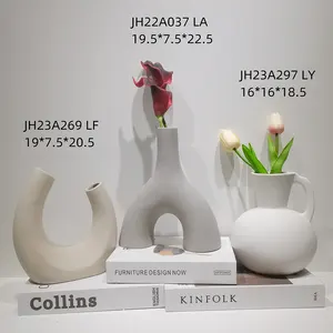 ミニマリストの装飾ホワイトセラミックモダン花瓶中空ハートマットパンパスフラワー花瓶