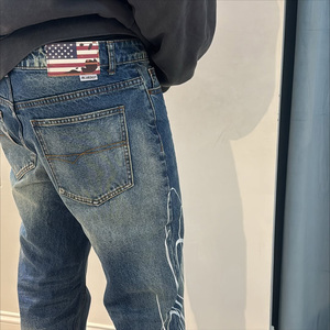 Pantalones Vaqueros Anchos Personalizados al por Mayor para Hombre con Estampado de Líneas Cursivas Blancas, Vaqueros Vintage Lavados, Corte Acampanado para Y2K - Product Image 3