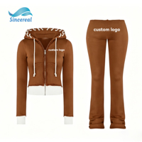 Ensemble survêtement femme deux pièces avec sweat à capuche zippé personnalisé effet vieilli et logo imprimé, en tissu doux et confortable, et pantalon de jogging