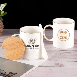 Taza de cerámica redonda con borde dorado, diseño digital impreso de vida marina para café, té y uso general. - Product Image 2