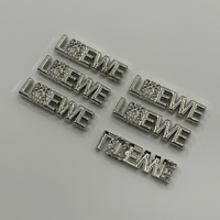 Étiquettes métalliques personnalisées en argent poli anti-corrosion 3D en relief pour vêtements, sacs, chapeaux, chaussettes, lingerie, gants