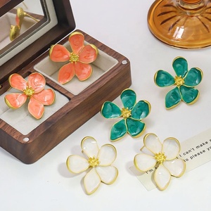 Pendientes de pétalos de flor de acero inoxidable, chapados en oro de 14K, con esmalte, estilo retro, elegantes y sencillos, de alta gama. - Product Image 3