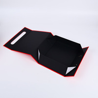 Boîte cadeau en carton imprimé au design unique, style valise, gaufrage, recyclable, toucher doux, fermeture magnétique pliable, poignée rouge