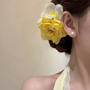 Fermaglio per Capelli di Lusso Rosa con Perle e Cristalli per Donna, da Indossare Lateralmente con Grandi Fiori, Confezione in Cartone, Accessori per Capelli - Product Image 3