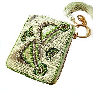 Monedero artesanal vintage con cuentas, billetera geométrica verde con llavero de borla - Product Image 1
