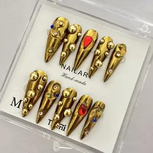 Golden Punk Metallic Handmade Press on Nails chiodo indossabile artificiale a punta lunga con mandorla dorata a copertura totale