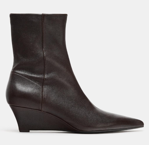 Personalizzazione del Produttore. Dettaglio di Cucitura Decorativa sul Top. Chiusura con cerniera laterale. Stivaletti con Tacco a Zeppa in Pelle e Punta Affusolata - Product Image 1