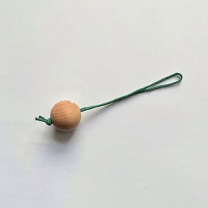 Removedor de Bolitas de Suéter de Madera con Logotipo Personalizable, Juego de Peines para Tejidos y Cachemira con Bolsa y Bolas de Cedro - Product Image 5