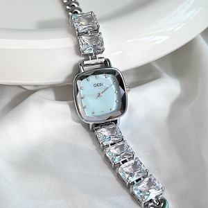 GEDI Bracelet en zircon de haute qualité Montre pour femme Light Luxury Niche Crushed Ice Fashion Ladies Sugar Cube Quartz Watch - Product Image 2