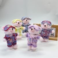 Teddy ISLAND sous licence mondiale, jouet en peluche super doux Ours Teddy avec barette vintage à carreaux jaunes et rembourrage en coton PP