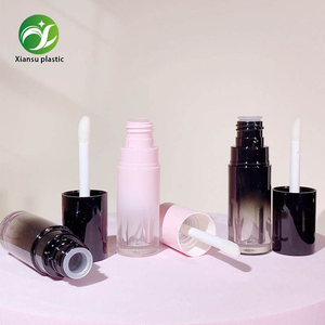 أنبوب أحمر شفاه سائل أسود مع فرشاة، عبوة تجميل فارغة جديدة لملمع الشفاه مصنوعة من البلاستيك المتين - Product Image 1