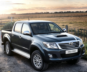 <span class=keywords><strong>Toyota</strong></span> Hilux 2.8D-4x4 <span class=keywords><strong>INVINCIBLE</strong></span> MHEV Usada <span class=keywords><strong>2022</strong></span> Automática con Cámara Trasera para Hilux - Product Image 2