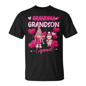 T-shirt con gnomi della squadra Nonna e Nipo, design con cuori rosa, magliette abbinate per la famiglia - Product Image 1