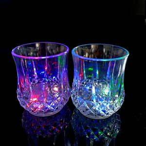 Fournitures de fête festives, gobelet en plastique LED activé par le liquide, coloré - Product Image 1