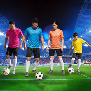 Vente en gros de maillots de football 100% polyester pas chers, kits personnalisés, uniformes d'entraînement de football professionnels pour hommes, shorts respirants et rapides - Product Image 1