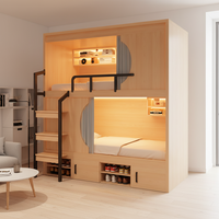Hôtel de jeunesse, maison d'hôtes, appartement avec lits superposés, dortoir scolaire, chambre à coucher moderne minimaliste en bois, lit double sans dérangement