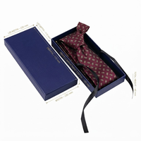 Boîte rigide personnalisable bleu marine avec couvercle et base longs, conteneur haut de gamme avec ruban pour l'emballage de cravates et d'écharpes
