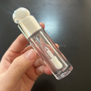 หลอดลิปกลอสแบบใสขนาด 4 มล. พร้อมหัวแปรงขนาดใหญ่ บรรจุภัณฑ์สีทองและสีเงิน ยี่ห้อ ISMAN รับทำโลโก้ตามสั่ง - Product Image 5