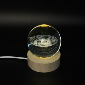 Mini <span class=keywords><strong>lampe</strong></span> de nuit d'intérieur à LED Système <span class=keywords><strong>solaire</strong></span> 3D Boule de cristal Planète Sphère Lune Base en bois Alimenté par batterie <span class=keywords><strong>Interrupteur</strong></span> laser d'art 3D - Product Image 2