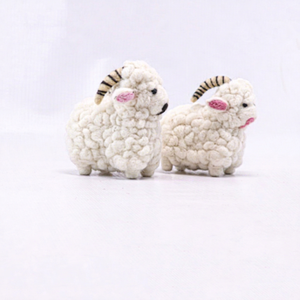 Figuras de Ovejas del Himalaya Hechas a Mano en Fieltro, Juguetes de Peluche con Estilo Rústico Nepalí, Lindas Figuras de Mujeres, Color Blanco, SAMYAK, Tamaños Personalizados, Más Vendidos para Regalos - Product Image 1