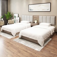 Modernes Holzpaneel California King Hotelzimmer-Möbelset mit geteiltem, weich gepolstertem Kopfteil, Plattformbett, TV-Tisch – Budget Homestay