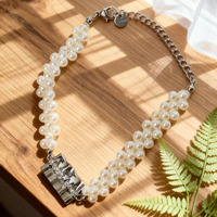 1. Bracelet en perles blanches tressées avec un charme rectangulaire géométrique en argent et des strass, élégant bracelet pour femmes