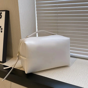 Borsa personalizzata per il trucco in pelle sintetica appesa alla moda con cerniera da viaggio in pietra borsa Logo con manico impermeabile borsa cosmetica. - Product Image 4