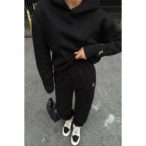 Ensemble de survêtement noir confortable, coupe-vent et respirant, avec logo 'E' personnalisé imprimé et design en strass, pour le streetwear et le jogging - Product Image 3