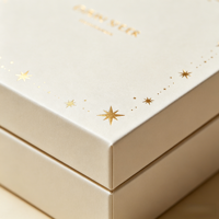Boîte cadeau cosmétique haut de gamme de luxe en carton avec fermeture magnétique et inserts en éponge pour crème contour des yeux et huiles essentielles, recyclée