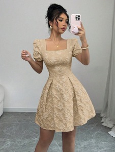 เดรสทรงเอไลน์สีขาวคอเหลี่ยมแขนพองแต่งลายดอกไม้สามมิติแบบนูน  คอลเลคชั่นใหม่ปี 2026 สำหรับผู้หญิง - Product Image 2