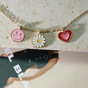 <span class=keywords><strong>Ciondolo</strong></span> a Forma di Cuore con <span class=keywords><strong>Margherita</strong></span> e Sorriso in Smalto Bianco e Rosa, Vendita all'Ingrosso, per Collane e Bracciali - Product Image 4