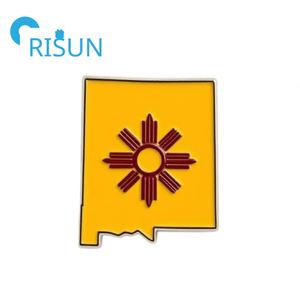 Fabbricazione di metallo personalizzato per noi nuovo stato del Messico forma mappa spilla smalto Zia Sun indiano bandiera simbolo spilla distintivo spilla - Product Image 3