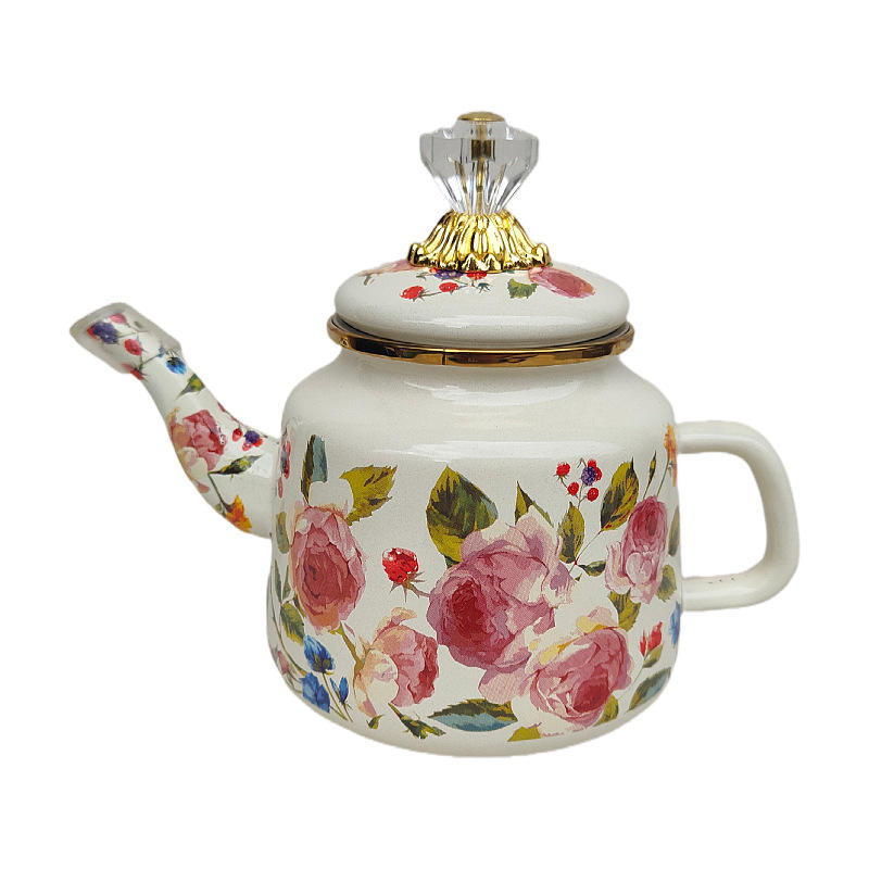 Pot blanc à fond plat au début de l'été