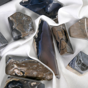 Ornement en Agate Volcanique Naturelle Polie de Forme Libre, Artisanat en Cristal Fait Main pour la Décoration Intérieure et la Collection de Cadeaux - Product Image 1