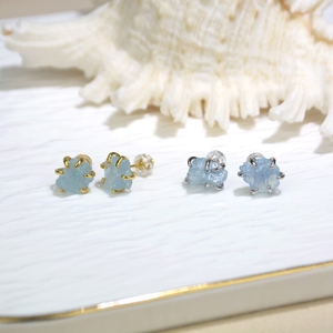 Boucles d'oreilles aigue-marine en pierre naturelle faites à la main au prix de gros clous en argent plaqué or en cristal brut de quartz bleu pour femmes à la mode - Product Image 5