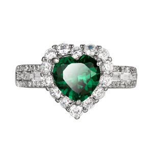 Bague de mariage en cuivre écologique avec zircon vert 8*8MM serti à griffes, plaqué or 18 carats, pour un cadeau romantique - Product Image 1
