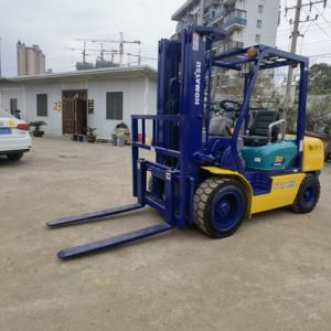 Chariot élévateur Komatsu FD30T d'occasion, modèle 2012, moteur diesel, garantie 1 an, faible nombre d'heures de fonctionnement, hauteur de levage 3500 mm, origine Japon - Product Image 3