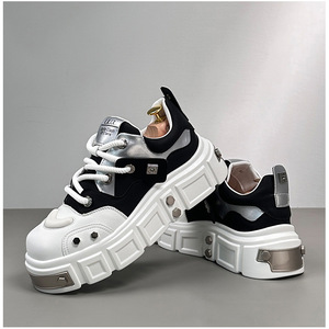 Zapatillas Clásicas Blancas con Detalles Rojos - Calzado Retro Elevado para Caminar, para Hombre/Mujer, Zapatillas Casuales Versátiles para el Día a Día - Product Image 1