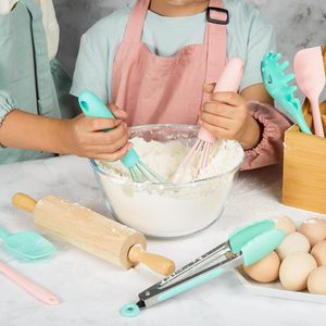 Ensemble de cuisine et de pâtisserie pour enfants avec ustensiles en silicone, couteau de sécurité pour enfants, rouleau à pâtisserie, planche à découper, tablier et panier de transport - Product Image 6