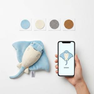 Peluche personnalisée <span class=keywords><strong>Raie</strong></span> manta bicolore avec larges ailes pectorales plates et queue fine, créature marine douce, jouet mascotte décoratif sur mesure - Product Image 1